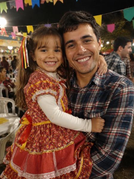 Pai e filha na festa junina